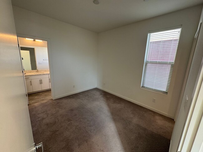 Building Photo - 2 bedroom | 2.5 bathroom | Single family h...