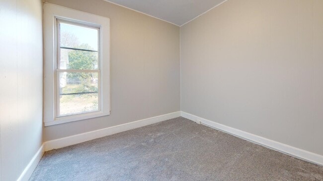 Building Photo - Huge 4 Bedroom Single Family House - almost 1500 SQ FT!