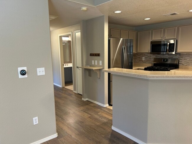 Building Photo - Charming Condo | 2 Bed / 2 Bath | Garage |...