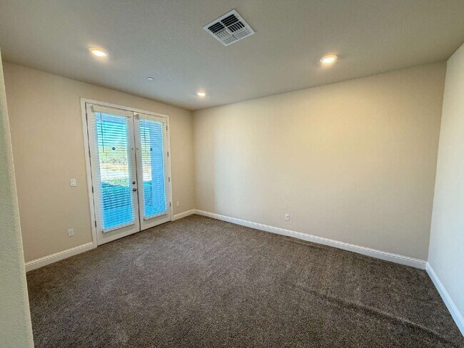 Building Photo - 2494 Valdes Dr