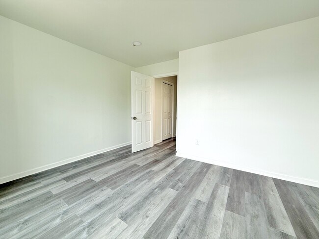 Building Photo - 1520 S Myrtlewood St