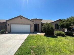 Building Photo - beautiful three bedroom home with sparkling pool in Visalia