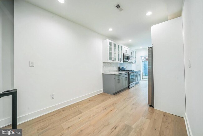 Building Photo - 1309 S 32nd St
