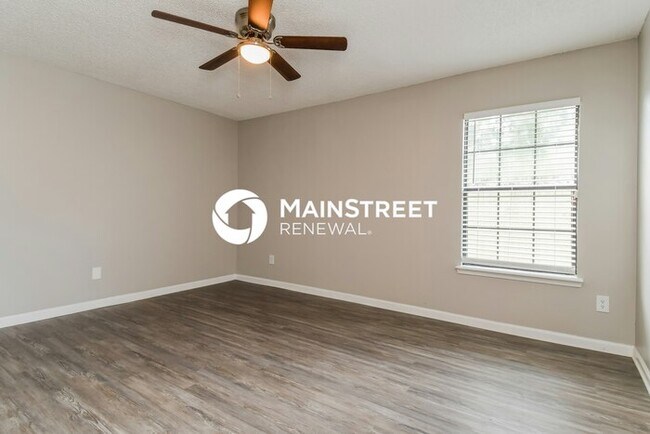 Building Photo - 3 Bedroom Pet-Friendly Home in Jacksonville, FL with Main Street Renewal