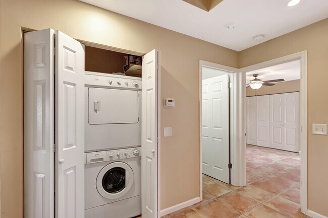 Building Photo - 2299 Treasure Isle Dr