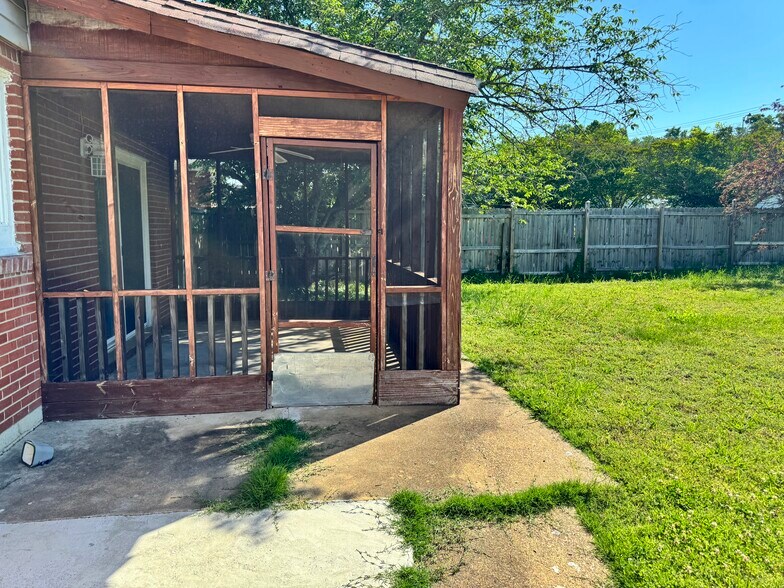 Building Photo - 446 Capri Dr
