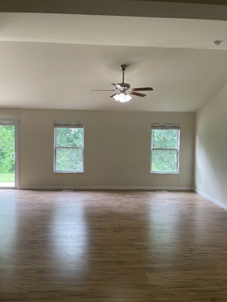 Building Photo - 60 Westhampton Ct