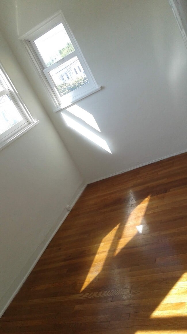 Building Photo - 317 N Gardner St