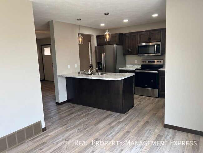 Building Photo - 3 Bedroom 1.5 Bathroom Townhome
