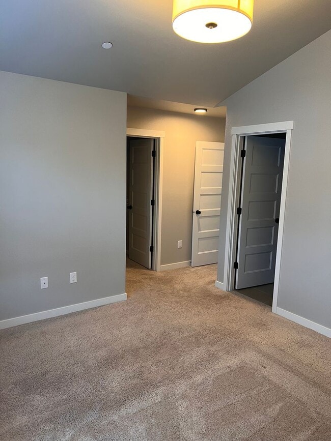 Building Photo - Modern 3-Bedroom Condo in the Heart of Lyn...