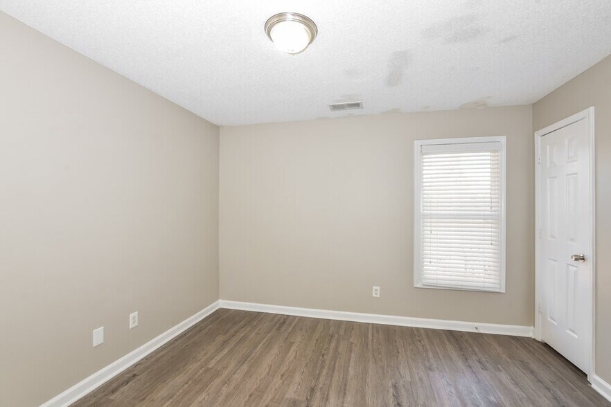 Building Photo - 8664 Meadow Green Dr