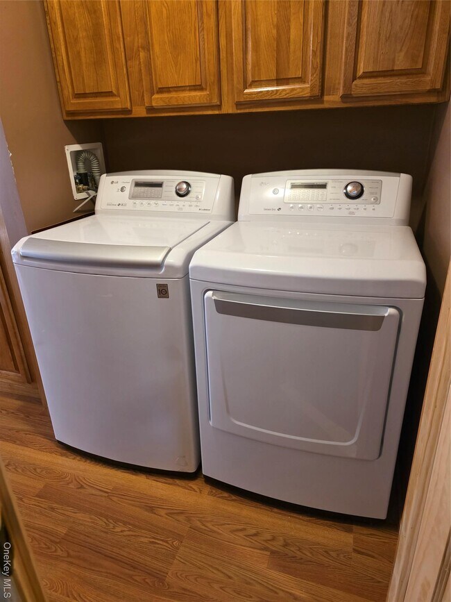 Building Photo - 8 Greenrose Dr