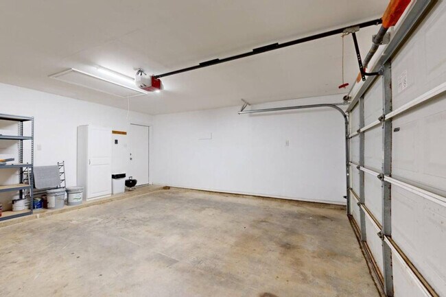 Building Photo - 810 Camellia Ct
