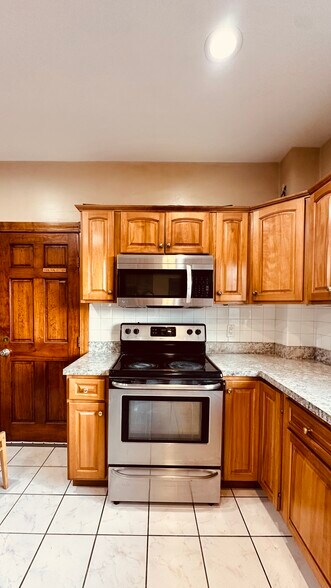 Building Photo - 422 Charles St