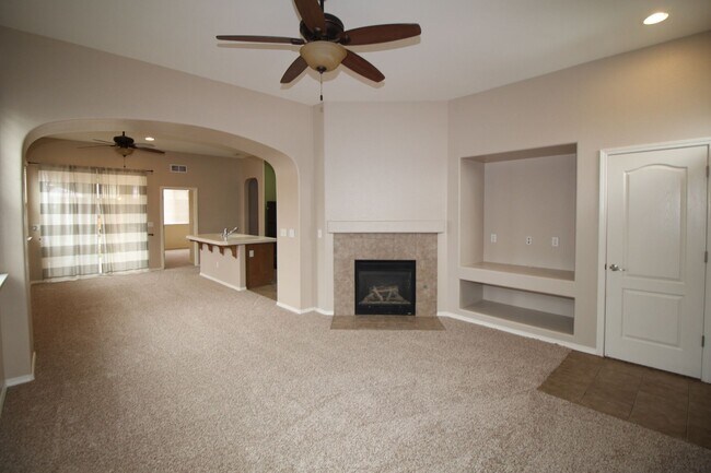 Building Photo - Cute Home in Fig Garden Gated Community.