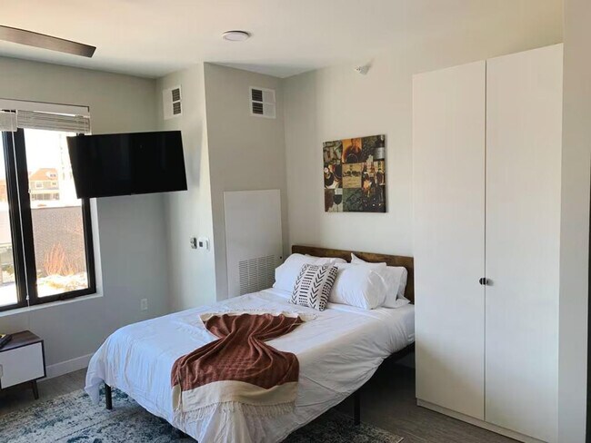 Building Photo - 2530 University Ave