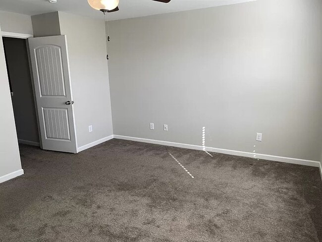 Building Photo - Spacious and well kept 2 bedroom home