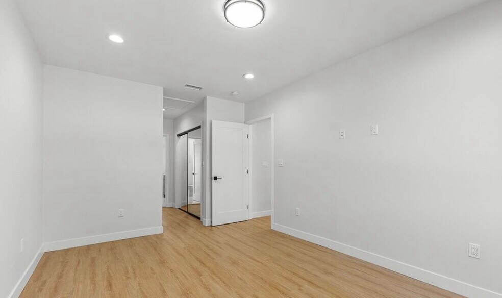 Building Photo - 1113 N Pass Ave
