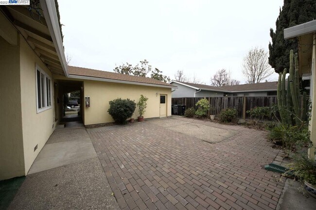 Building Photo - 1345 Kingfisher Way
