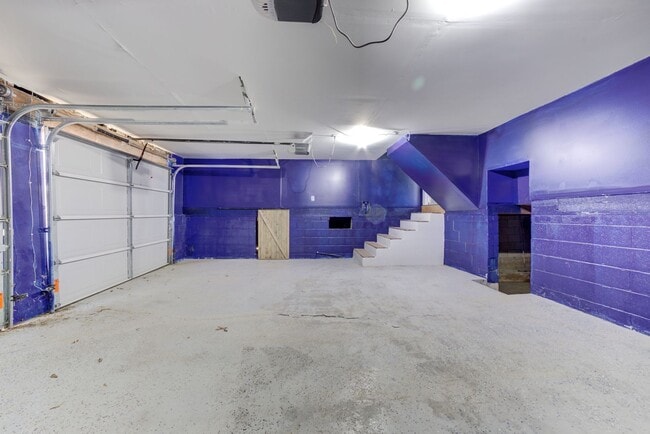 Building Photo - Stunning 4 Bed 3 Bath Home on Quiet Street!