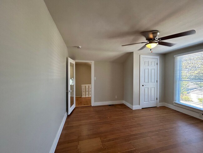 Building Photo - Rent Special! - Gorgeous 3 Bed + Bonus Roo...