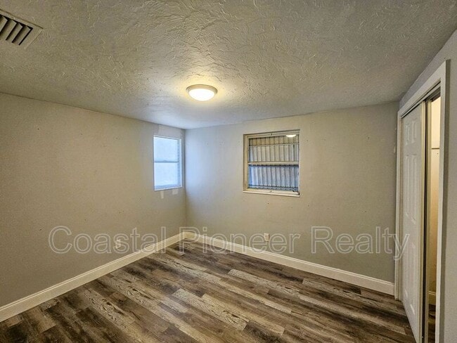 Building Photo - 501 25th Ave W