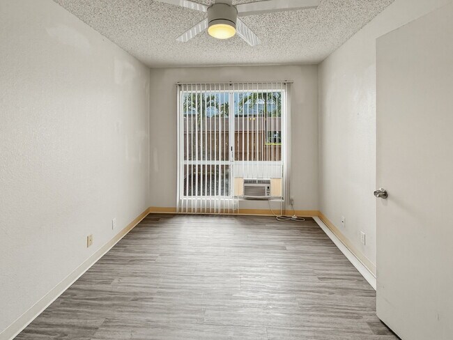Building Photo - Updated Ground-Floor 1BR Condo in Palm Villas II