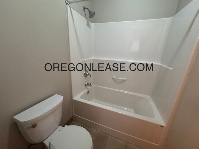 Building Photo - 3 Bedroom 3 bath Crescent village home