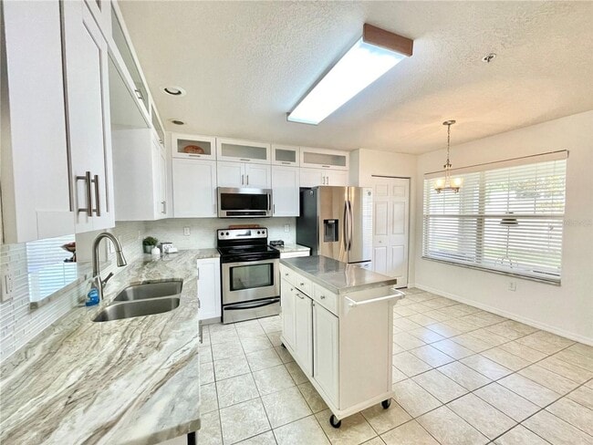 Building Photo - Beautiful 3BR/2.5BA Corner Townhome in Hai...