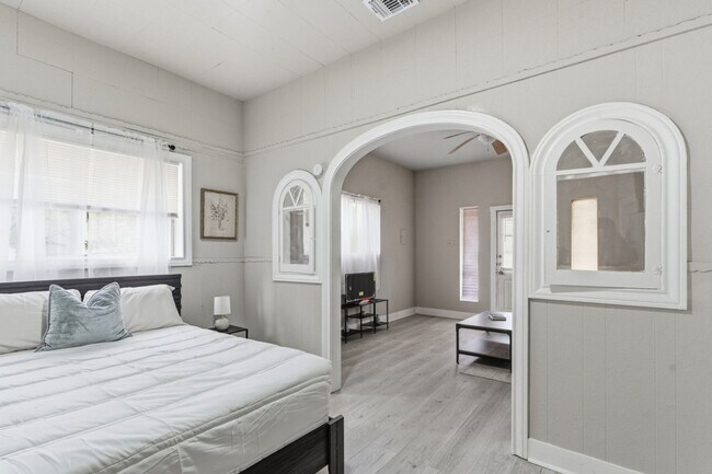 Building Photo - 314 West Cevallos-SI ID1363388P