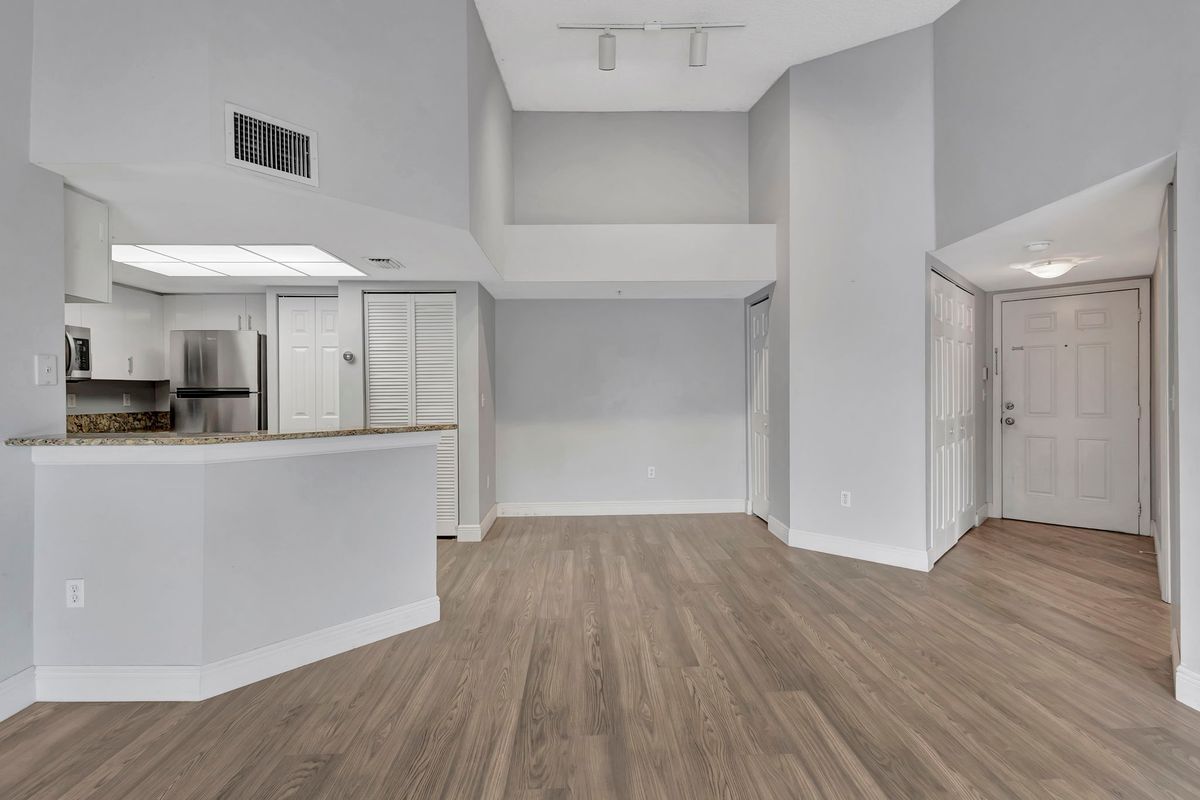 Building Photo - 600 Crestwood Ct N