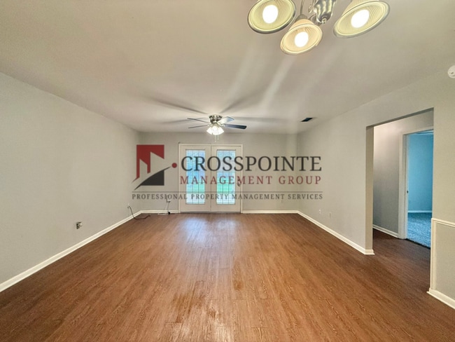 Building Photo - 3 Bedroom, 2 Bathroom Duplex!