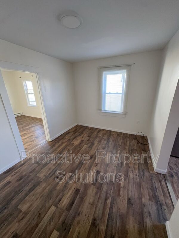 Building Photo - 221 Dunmore St