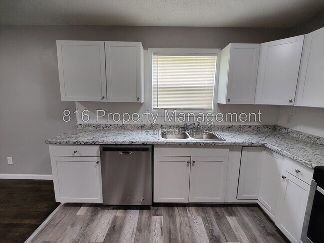 Building Photo - 7941 NE San Rafael Dr