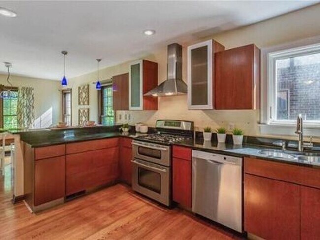 Building Photo - Lovely Forest Hills Home