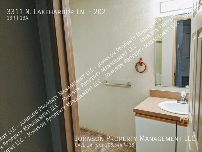 Building Photo - 3311 N Lakeharbor Ln