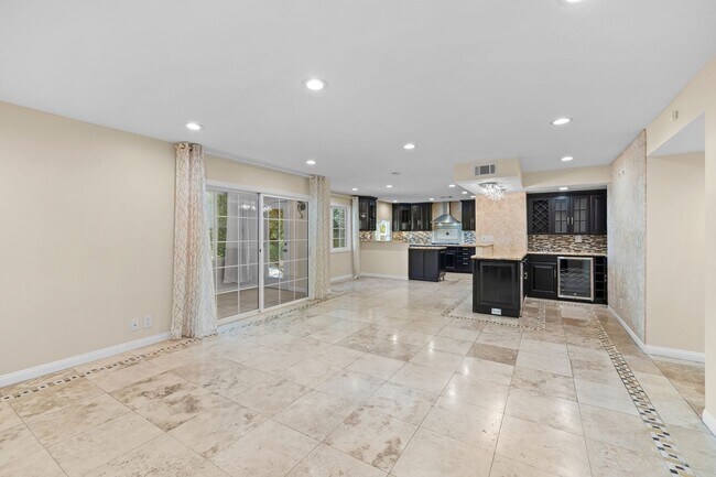 Building Photo - 5 Bedroom 5.5 Bathroom Pool Home in Encino