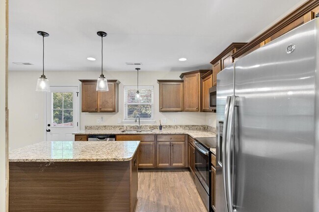 Building Photo - Bridgeport Home with Community Pool!