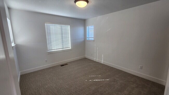 Building Photo - Functionality and convenience! Minutes from one of Meridian's most fantastic parks, with pools, p...