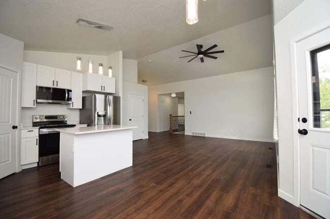 Building Photo - Newly Remodeled Magna Gem with New Appliances & Easy Freeway Access!!