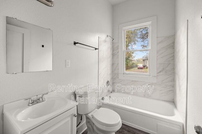 Building Photo - 518 41st St