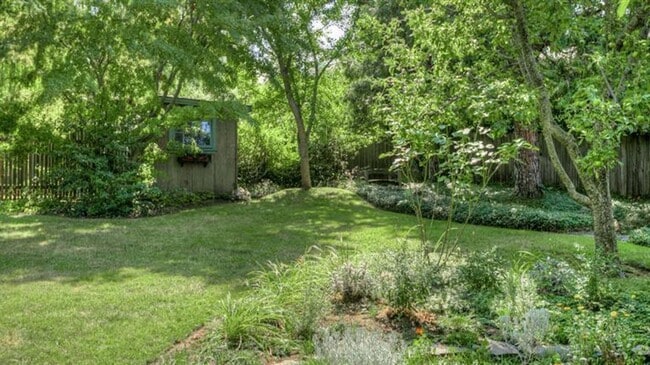 Building Photo - Serene 3 bed/2 bath home in beautiful garden setting | Available June