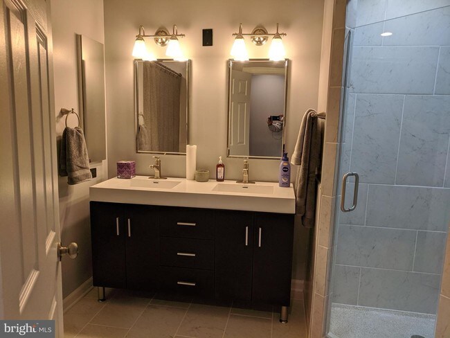 Building Photo - 10 E Lee St