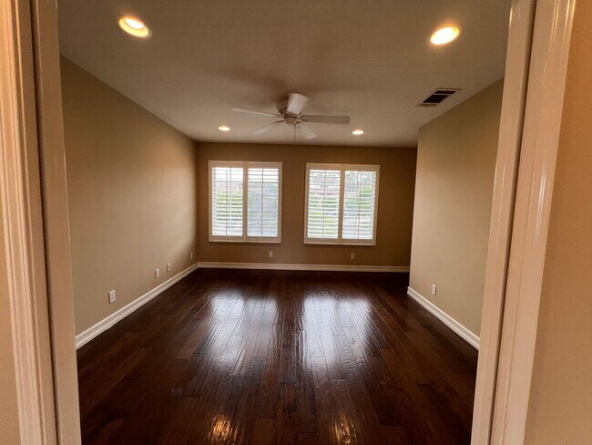 Building Photo - Tustin 3 bed 2.5 bath + office and bonus room