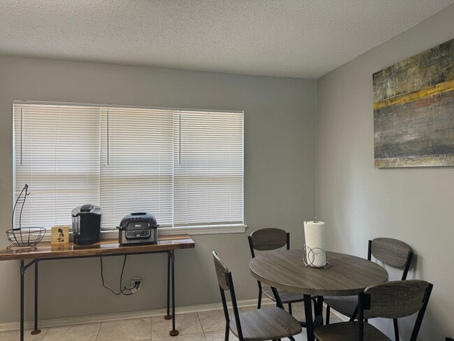 Building Photo - Spacious 4-Bedroom Home with Den, Fenced Yard & 3-Car Garage. Available Late July!