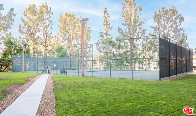 Building Photo - 100 S Doheny Dr