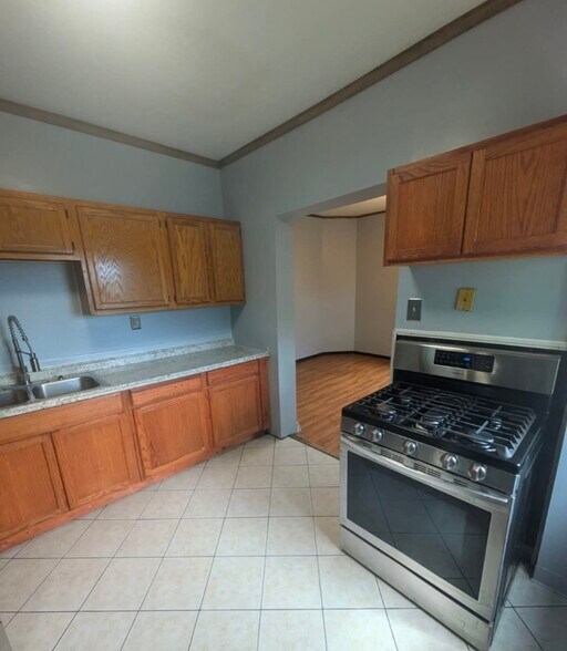 Building Photo - 115 N Ray St
