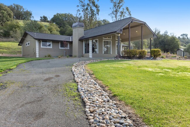 Building Photo - 9168 Eastside Rd