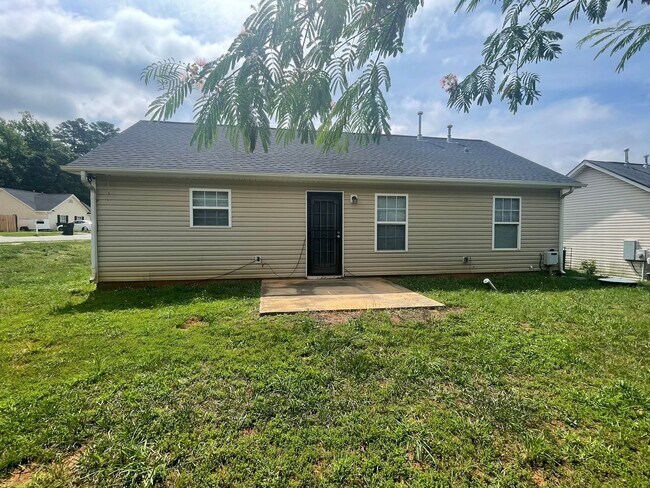 Building Photo - This cozy 3 bed 2 bath ranch home is on a corner lot in the Todd Park neighborhood
