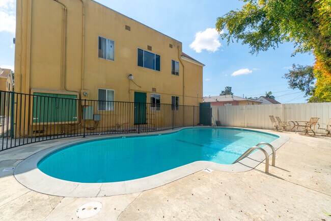 Building Photo - 4901 Beverly Blvd